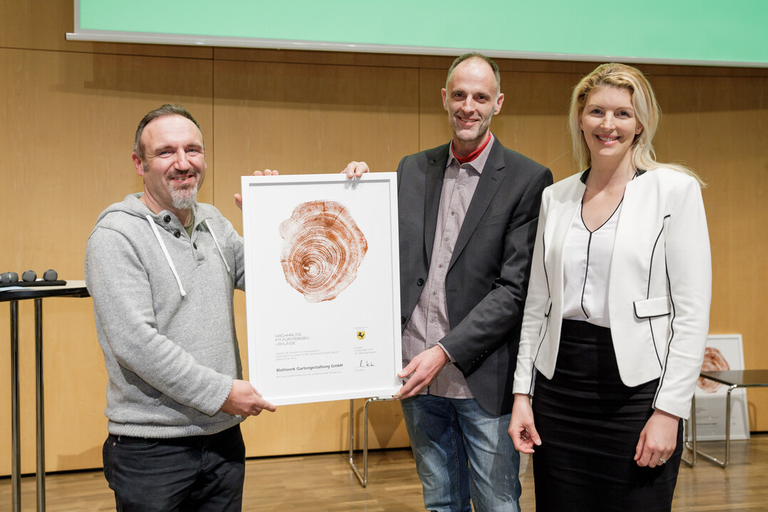 Stefan Bhm (Geschftsfhrer Blattwerk) und Eric Raasch (Gesellschafter Blattwerk) freuen sich mit der Leiterin Wirtschaftsfrderung Stadt Stuttgart, Ines Aufrecht, ber die Auszeichnung "Nachhaltig fit fr morgen"