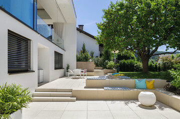 Ganzheitlich gestaltet: Die Produktfamilie GDM.NUEVA verbindet Pflastersteine, Terrassenplatten und Treppenstufen zu einem durchg�ngigen Gestaltungskonzept rund um Haus und Garten.