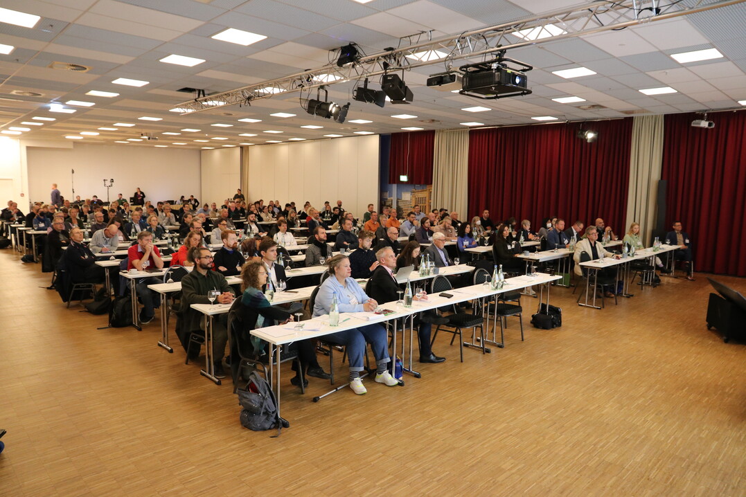 Der BuGG-Fachkongress Solar-Grndach als Hybridveranstaltung war auch vor Ort gut besucht und ein voller Erfolg.