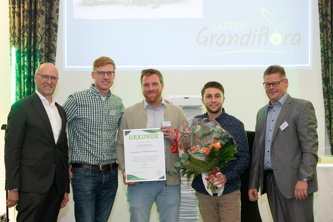 Wurde von VGL NRW-Präsident Josef Mennigmann (l.) und Vizepräsident Frank Linneweber (r.) mit dem Ausbildungspreis der Landschaftsgärtner NRW 2023 ausgezeichnet: Garten-Grandiflora GmbH aus Bocholt (mittig von links: Geschäftsführer Johannes Telaar, Ausbilder Benedikt Niermann und Geschäftsführer David Zimmermann).