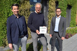 BuGG-Präsident Dr. Gunter Mann (rechts) überreicht Stefan Krämer (ENNI, links) und Clemens Belke (GDL GmbH, Mitte) die Siegerplakette zur BuGG-Fassadenbegrünung des Jahres 2021.