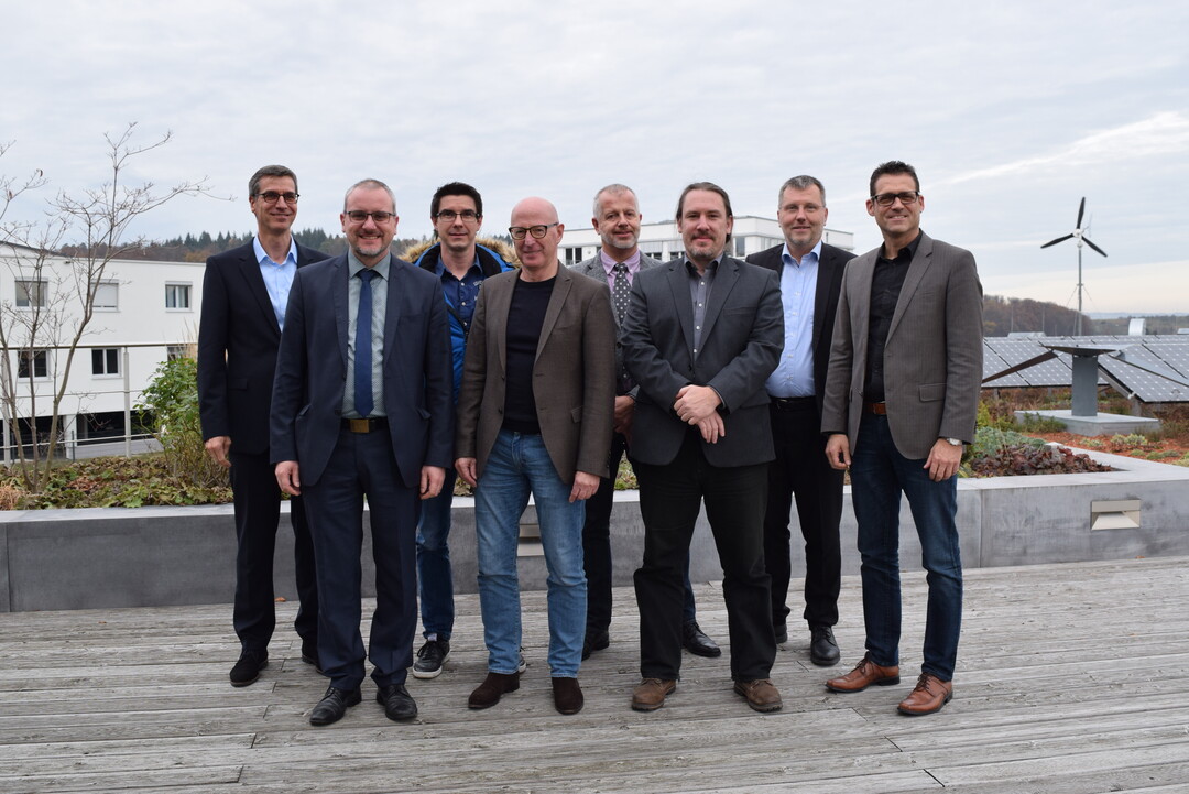 Die Projektgruppe (v. l.): Holger Krüger (Bauder), Timm Ahlf (DUD), Dietmar Leupold (Icopal), Josef Löcherbach (alwitra), Mario Heinl (Kemper), Eric Johnson (Sika), Projektgruppenleiter Dieter Schenk (ZinCo), Dr. Gunter Mann (BuGG)