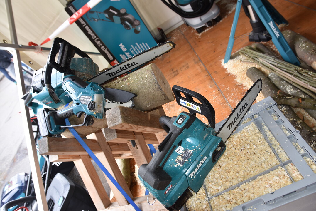 Makita zeigte unter seinen zahlreichen Akkugerten auf dem Offenburger Messestand auch eine kleine Astsge, ein Rear-Handle- und ein Top-Handle-Modell.