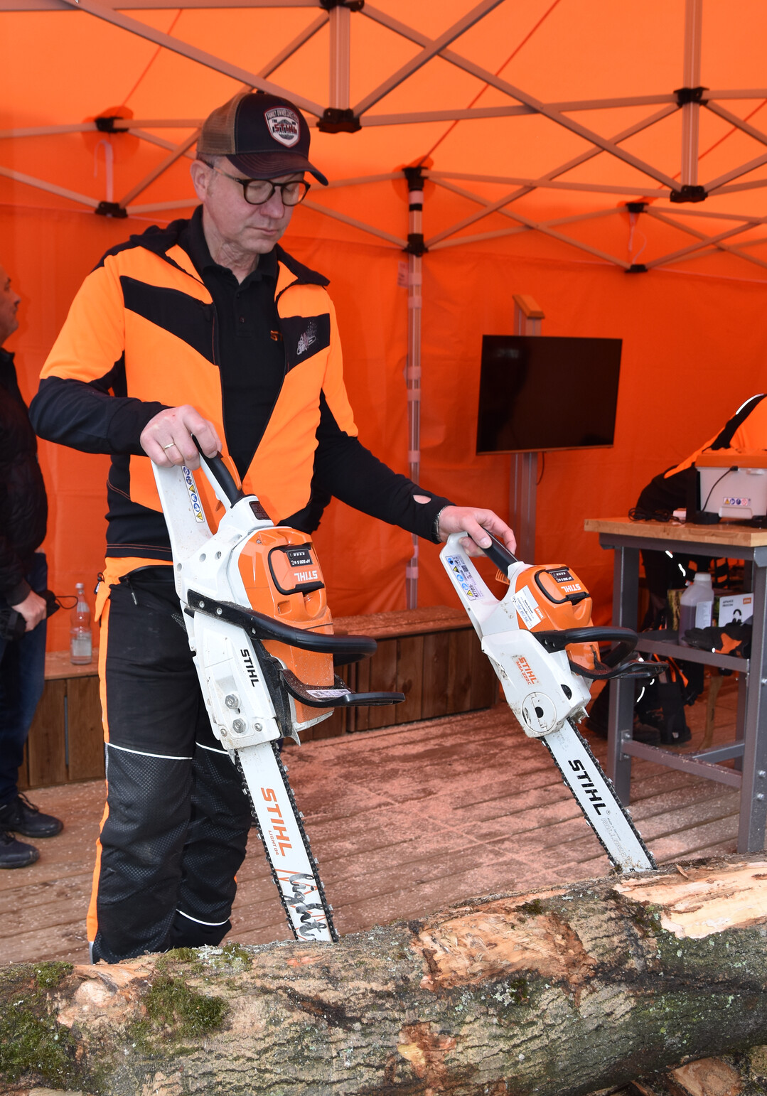Stihl kam mit der MSA 300 (links), der leistungsfhigen Akku-Kettensge, und dem Akkumodell MSA 220 C-B zur Forstmesse nach Offenburg.