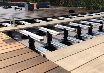 Mit der Unterkonstruktionsschiene SymbioFix SFT lassen sich groe Terrassenflchen schnell und unkompliziert realisieren. 
