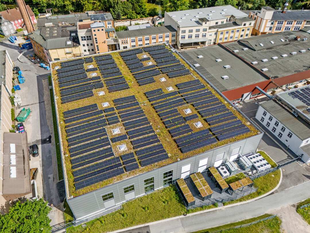 Grüne Dächer, wie hier auf einem Industriegebäude in Havixbeck, sind ein wichtiger Baustein bei der Anpassung von Städten an den Klimawandel. Doch Gewerbekunden investieren aktuell etwas verhalten.