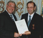 Staatsminister Josef Miller (li) überreicht Josef
Saule das Bundesverdienstkreuz am Bande