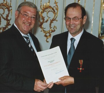 Staatsminister Josef Miller (li) berreicht Josef 
Saule das Bundesverdienstkreuz am Bande

