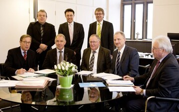 Sitzend von li.: Oberbrgermeister Helmut Himmelsbach, Heinz Herker, Prsident Zentralverband Gartenbau, Karl-Heinz Plum, Prsident Bund deutscher Baumschulen, Mat-thias Schmauder, Bevollmchtigter Deutsche Bundesgar-tenschau Gesellschaft und Notar Gnther Husler. Stehend von li.: Brgermeister Wilfried Hajek, Buga-Geschftsfhrer Friedrich Wagner und Grnflchenamtsleiter Hans-Peter Barz