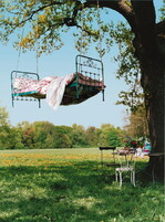 Spitzenreiter unter den Motiven aus der Image- und PR-Kampagne der Landschaftsgärtner: Das „Bett im Baum“ gehört unangefochten zu den Lieblingsmotiven der GaLaBau-Experten, die an der bundesweiten Mitgliederbefragung teilgenommen haben – gefolgt von der „Küssenden Frau“ und der „Frau mit Cello“.