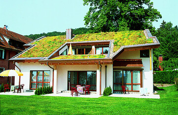 Immer mehr Eigentmer, Bauherren und Architekten setzen auf die Zusammenarbeit mit Landschaftsgrtnern zur Begrnung von Dchern.