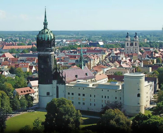 Wittenberg an der Elbe wurde berhmt durch den Thesenanschlag Martin Luthers an die Schlosskirche. Er leitete die Reformation ein.