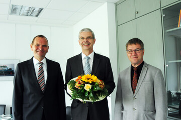 Hochschulprsident Prof. Jrgen Krahl (l.) und Prof. Stefan Bochnig (r.) verabschieden Prof. Wolf-Rainer Kluth (M.) in den Ruhestand.