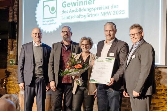 Wurde von VGL NRW-Prsident Josef Mennigmann (l.) und Vizeprsident Frank Linneweber (r.) mit dem Ausbildungspreis der Landschaftsgrtner NRW 2025 ausgezeichnet: Grtters GmbH  Grtner von Eden aus Sonsbeck