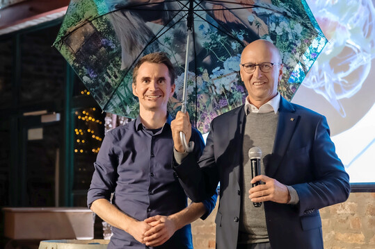 Josef Mennigmann (r.) dankte Dr. Henning Beck (l.) fr seinen lebendigen Vortrag rund um das menschliche Gehirn und effektive Lernprozesse.