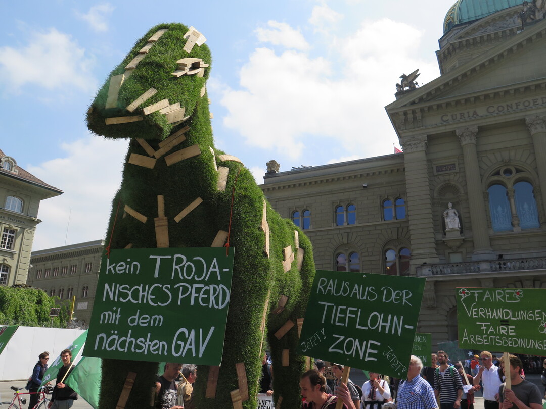 Für mehr Geld zogen schweizerische Gärtner im Namen der Gewerkschaft Unia mit einem, trojanisches Pferd durch Bern.