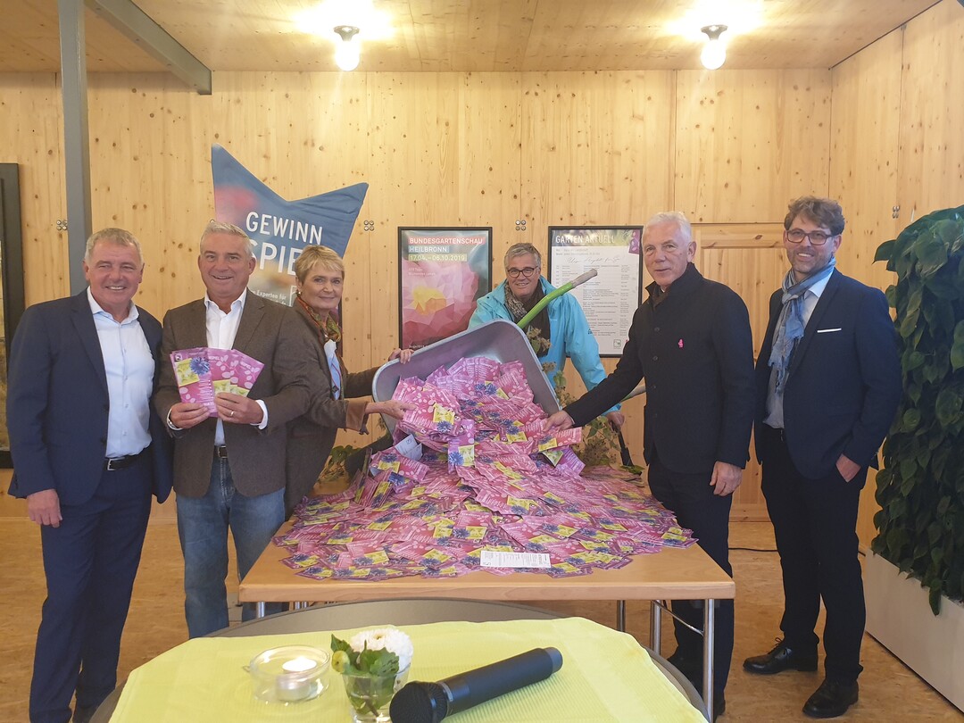 Vor der Verlosung aus rund 10.000 Teilnahmekarten: v. l. Reiner Bierig (GF VGL BW), Thomas Strobl (stellv. Ministerprsident und Innenminister), Friedlinde Gurr-Hirsch (Staatssekretrin), Hanspeter Faas (GF BUGA HN), Harry Mergel (Oberbrgermeister der Stadt Heilbronn) und Christoph Walker (Vorstand VGL BW) 