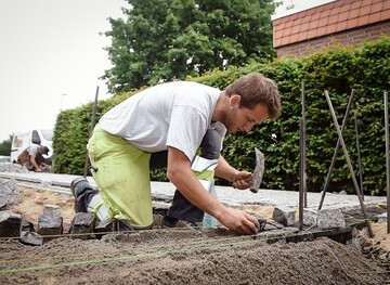 Die Straenbauer-Innung Braunschweig fhrte Ende Juni 2020 in Peine ein Imageprojekt  Pflasterhandwerk, mit dem Verein IG Deutscher Pflasterer und Steinsetzer e.V. bei Familie Schridde in Peine durch. 
