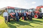 Freuen sich auf die zukünftige Zusammenarbeit: Ralf-Peter Matthies, Geschäftsführer Gartenland GmbH, David Schulze Hillert,
Geschäftsführer Gartenland GmbH, Olaf Burdewick-Steffens, Geschäftsführer Burdewick GmbH und René Zuidema, Gebietsleiter
Gartenland GmbH für den Elbe-Weser-Raum