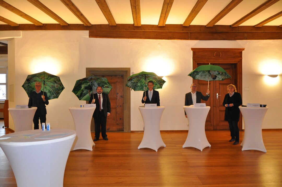   Martin Richter-Liebald, Gerhard Zh, Oberbrgermeister Sebastian Remel, Baudezernent Ralf Brettin und Dr. Anna Barbara Keck, Pressesprecherin und Finanzreferentin der Stadt Schweinfurt. 