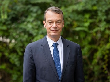 BGL-Prsident Lutze von Wurmb: Die Herausforderungen des Klimawandels sind eine Jahrhundertaufgabe, die nur mit Hilfe von Fachleuten bewltigt werden kann. Fr die Anlage und Pflege von Stadtgrn, Parks, Dach- und Fassadengrn sind wir Landschaftsgrtnerinnen und Landschaftsgrtner die 1. Wahl! Wir fordern jetzt schnell deutlich mehr Investitionen in Grn von der neuen Koalition; andernfalls zahlen wir alle teuer mit unserer Lebensgrundlage und der unserer Kinder. 