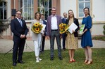 Zur Preisverleihung im Park der Villa Monrepos kamen Preisträgerinnen und Förderer zusammen. vorne v.l.n.r.: Alexander Tilburgs vom Fachverband Garten-, Landschafts- und Sportplatzbau Hessen-Thüringen e. V., Anke Otten, Prof. Dr. Eckhard Jedicke, Leiter des Instituts für Landschaftsplanung und Naturschutz, Johanna Moraweg und Claudia Berger-Syska vom Bund Deutscher Landschaftsarchitekten bdla, Landesverband Hessen e. V.; hinten v.l.n.r.: Prof. Dr. Alexander von Birgelen, Vizepräsident Lehre der Hochschule Geisenheim, und Präsident Prof. Dr. Hans Reiner Schultz