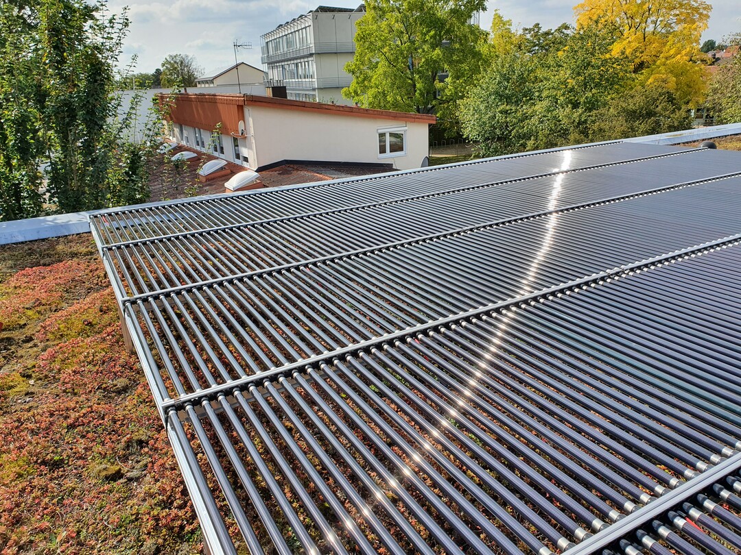 Extensivbegrünung mit PV-Röhren bieten großes Marktpotential. Die leichten Röhren erzeugen eine weit geringere Wind- und Schneelast und erlauben eine Aufständerung in Leichtbauweise.
