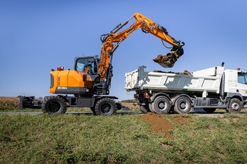 Der DX100W-7 gehrt zur 10-Tonnen-Gewichtsklasse, die ganz neu ins Sortiment von Doosan aufgenommen wurde und bietet eine hochleistungsfhige Lsung fr Kunden, die einen Mobilbagger wnschen, der primr fr Anwendungen im urbanen Bereich und fr die Straeninstandhaltung konstruiert wurde. 