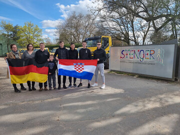 Stenger Garten- und Landschafsservice GmbH hat vier kroatische Schler zum Praktikum im Garten- und Landschaftsbetrieb aufgenommen.V.l. Heike Liebig, Visnja Stenger, Sven Stenger, Lennox Stenger, Nikola, Antonio, Duje, Ante