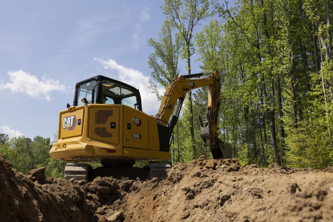 Ab sofort optional ab Werk oder nachrüstbar: Assistenzsysteme E-Fence und Indicate für die Cat Minibagger 306 CR, 308 CR und 309 CR der neuen Generation.