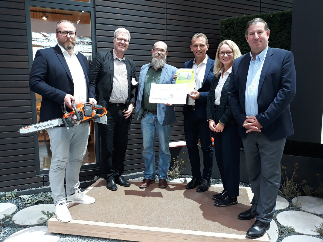 Der Sieger sollte eigentlich schon 2020 auf der GaLaBau ausgezeichnet werden. Doch pandemiebedingt fielen Messe und Siegerehrung aus. Nun bekam das Projekt Little Highline aus Ingolstadt endlich den III. Husqvarna Frderpreis Erfolgreiche Grnkonzepte in Stdte" verliehen.