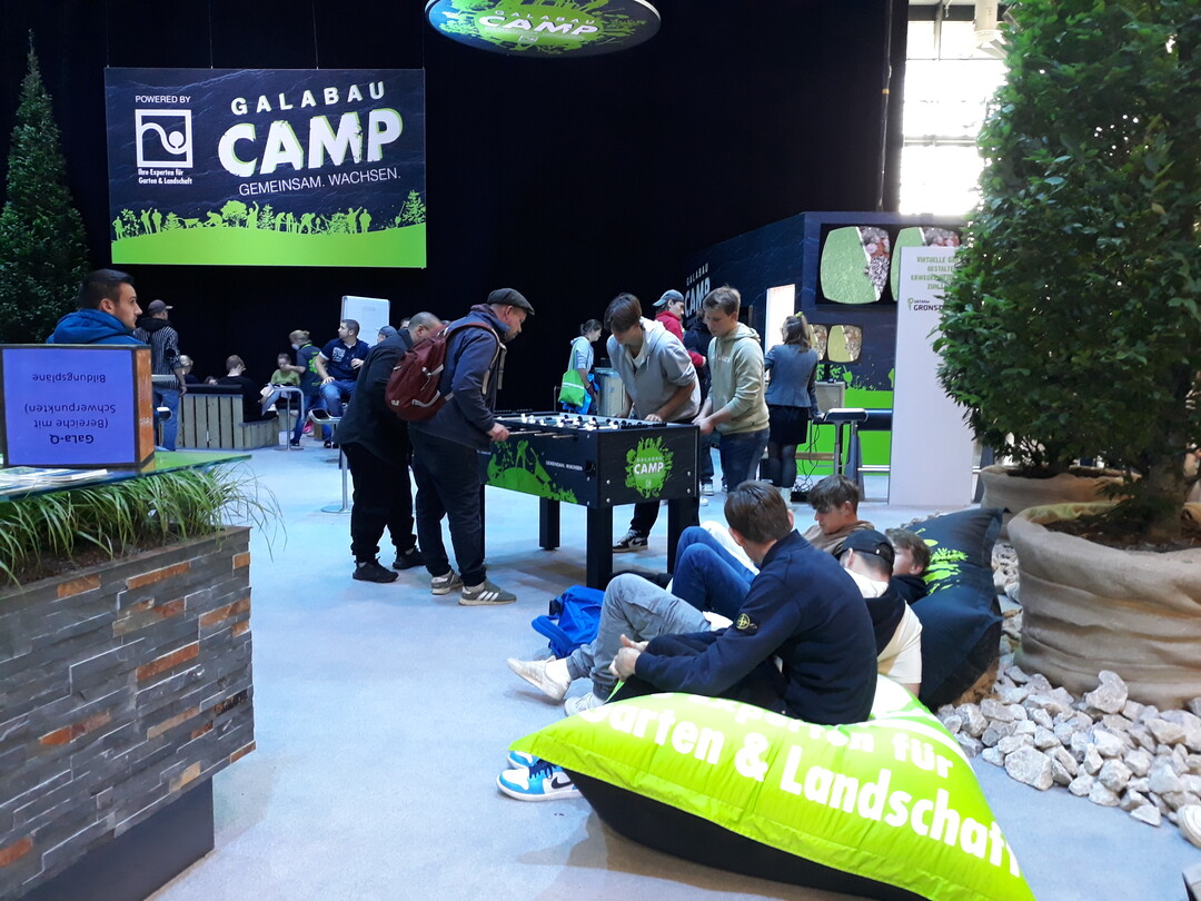 Das GaLaBau-Camp ist ein idealer Ort zum Chillen, Reden, Tischkickern und Netzwerken