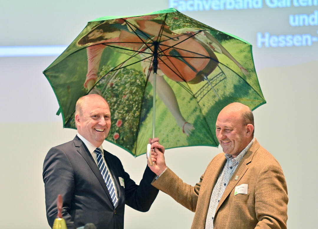 Staatssekretr Uwe Becker (links) und FGL-Prsident Karsten auf der Mitgliederversammlung in Fulda