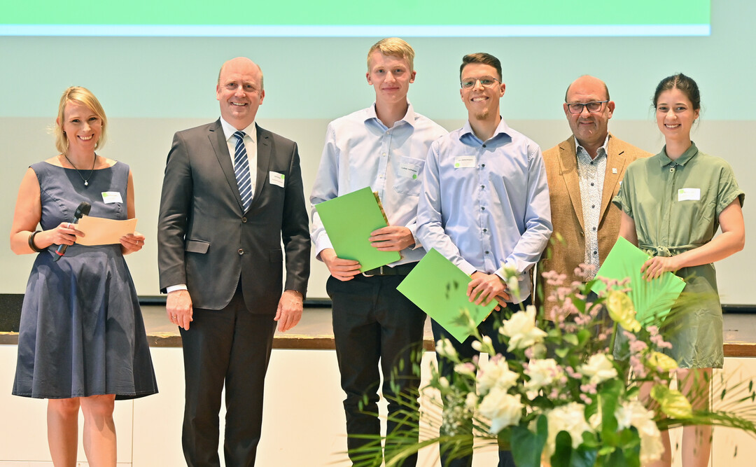 Ehrung der besten Auszubildenden 2022 im Garten- und Landschaftsbau aus Hessen und Thringen (v.l.n.r Carolin Leist (Geschftsfhrerin FGL), Staatssekretr Uwe Becker, Lukas Leithuser (Nordhessen), Jan Getschmann (Thringen), Karsten Hain (FGL-Prsident) und Melissa Nell (Sdhessen)