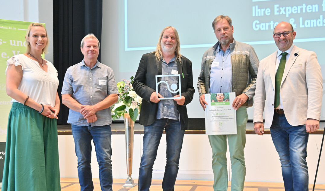 ): Ehrungen fr 25 und 10 Jahre Mitgliedschaft (v.l.n.r Carolin Leist (Geschftsfhrerin FGL), Lutz Meseck (Garten- und Landschaftsbau Lutz Meseck), Niklas Sobotta (Niklas Sobotta Grten, Landschaften, Schwimmteiche GmbH), Andreas Ohlde (Individuelle Gartengestaltung Andreas Ohlde) und Karsten Hain (FGL-Prsident)