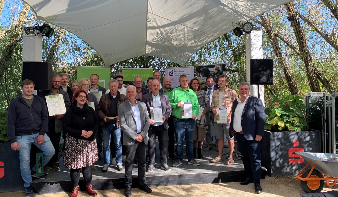 In einer gemeinsamen Veranstaltung haben der Fachverband Garten-, Landschafts- und Sportplatzbau Hessen-Thüringen (FGL), der Landesinnungsverband Hessen Steinmetz und Steinbildhauerhandwerk, sowie die Treuhandstelle für Dauergrabpflege Hessen-Thüringen die Preise an die Gewinner übergeben