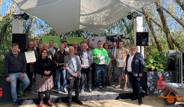 In einer gemeinsamen Veranstaltung haben der Fachverband Garten-, Landschafts- und Sportplatzbau Hessen-Thringen (FGL), der Landesinnungsverband Hessen Steinmetz und Steinbildhauerhandwerk, sowie die Treuhandstelle fr Dauergrabpflege Hessen-Thringen die Preise an die Gewinner bergeben