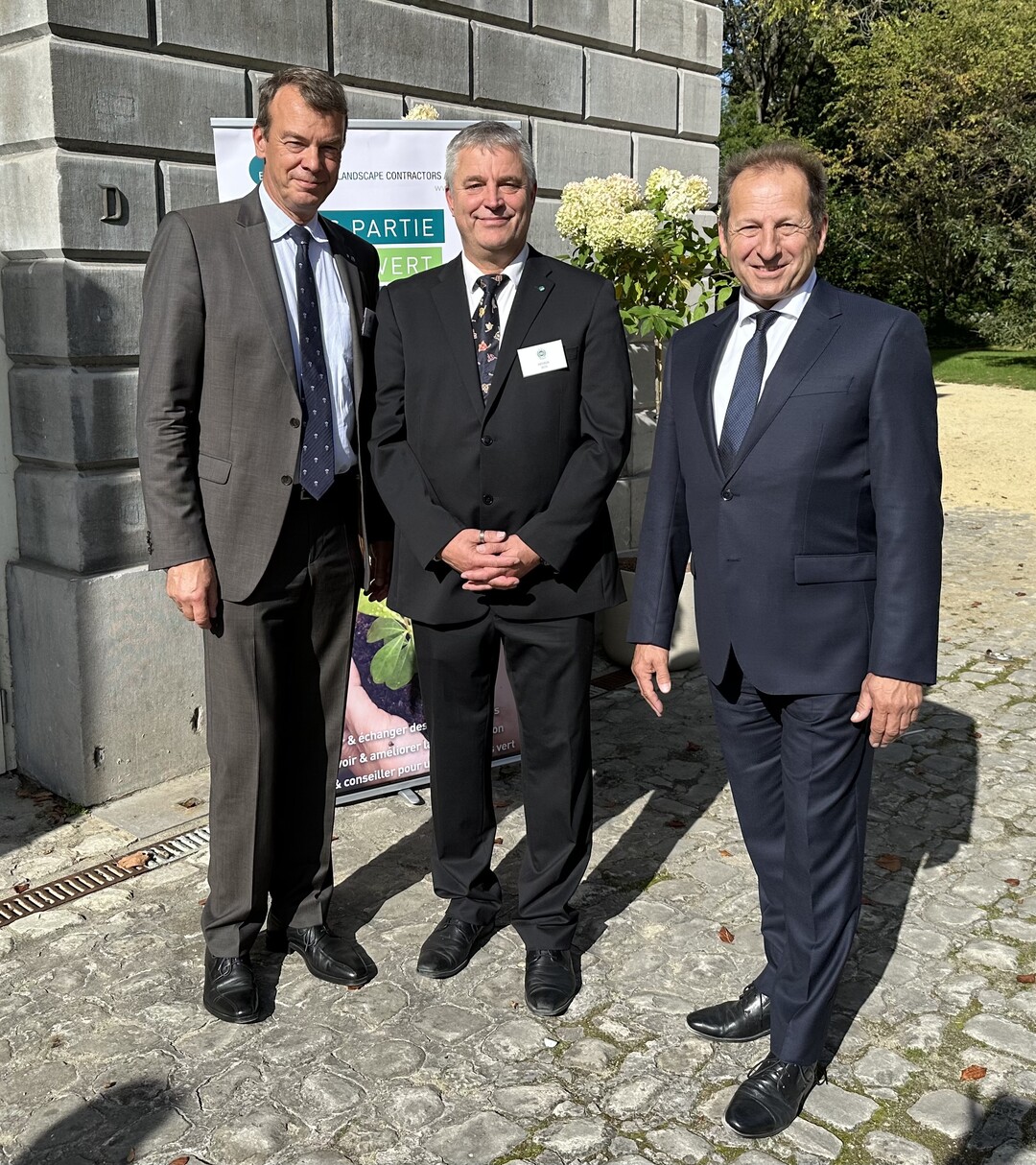 BGL-Pressemitteilung: Die ELCA ist eine groe Erfolgsgeschichte. BGL-Prsident Thomas Banzhaf (rechts) gratulierte ELCA-Prsident Henrik Bos (Finnland, Mitte) und ELCA-Vizeprsident Lutze von Wurmb (links) persnlich in Brssel zum 60-jhrigen Bestehen der Europischen Vereinigung der Unternehmen des GaLaBaus. 