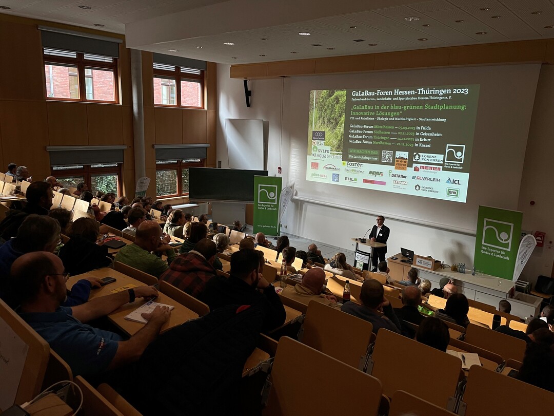 FGL-Regionalprsident Alexander Tilburgs moderierte das GaLaBau-Forum Sdhessen 2023