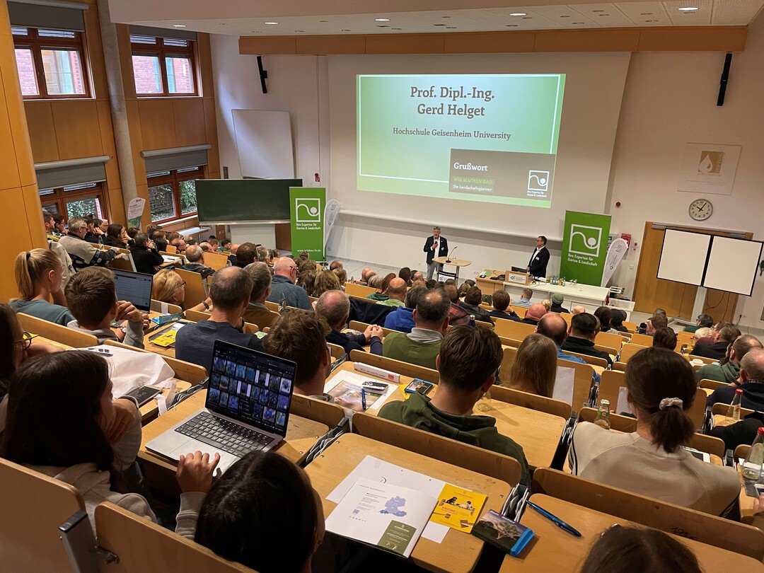 Prof. Gerd Helget, Hochschule Geisenheim University (links) spricht das Gruwort, FGL-Regionalprsident Alexander Tilburgs (rechts)