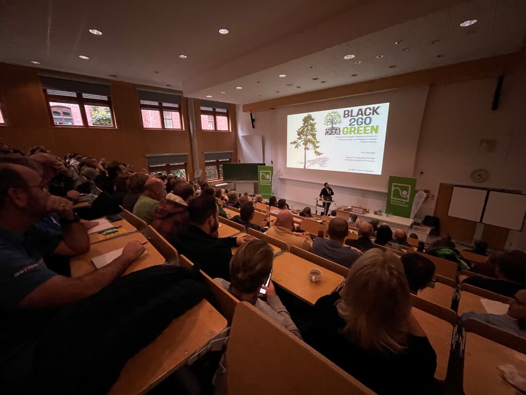 Referent Emir Hasanagic stellte das Projekt Black2GoGreen vor