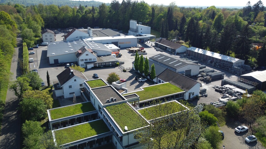 Der Bau der neuen Mischanlage (rechts hinten im Bild) auf dem Gelände von BIRCO
schreitet zügig voran. Mit 6,5 Millionen Euro ist das Projekt die größte Investition in der 96-
jährigen Firmengeschichte.