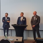 v.l.n.r.: Landschaftsarchitekt Daniel Zimmermann (3:0 Landschaftsarchitektur), Tirschenreuths Bürgermeister Franz Stahl und Landschaftsarchitekt Felix Holzapfel-Herziger (L+)