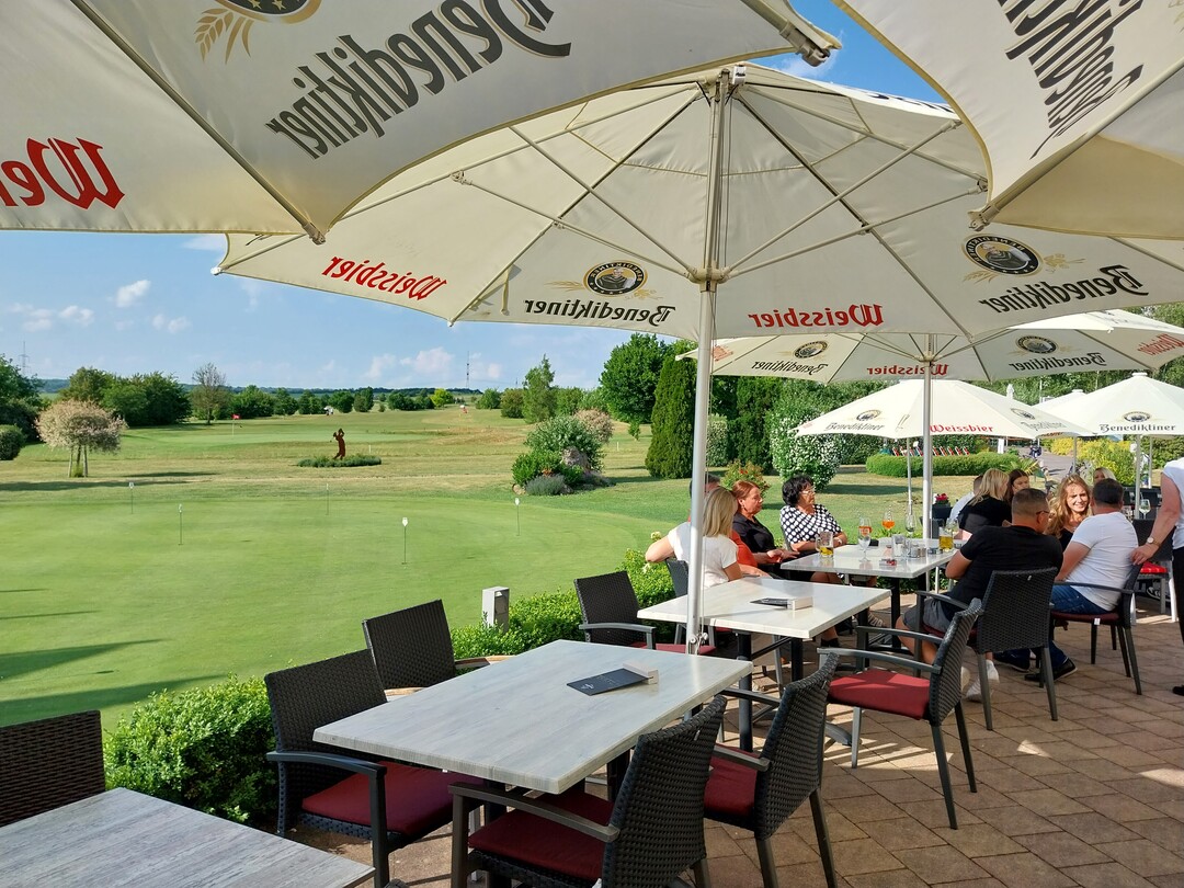 Die große Terrasse im langen Abendlicht ist ein Genuss.