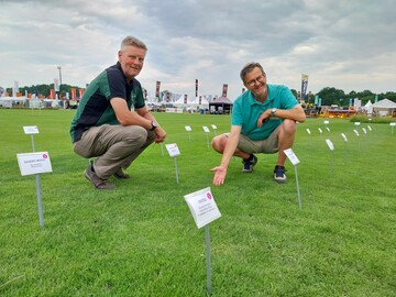 Die Rasenexperten Dr. Harald Nonn (l.) und Prof. Martin Bocksch auf der Sonderschau Rasen der demopark 2023