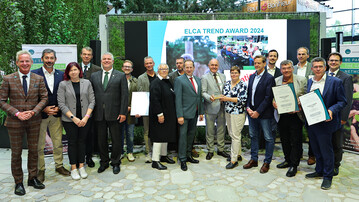 Der ELCA-Trendpreis 2024 geht nach sterreich:
Natur im Garten gewinnt: Der ELCA-Trendpreis 2024 geht nach sterreich. ELCA-Prsident Henrik Bos (5. v. l.) mit dem Gewinnerteam der Initiative Natur im Garten: Prominenter Laudator war der sterreichische Nationalratsprsident Wolfgang Sobotka (Mitte). Christa Lackner (rechts neben Sobotka), Geschftsfhrerin von Natur im Garten GmbH, nahm den ELCA-Trendpreis entgegen. ELCA-Generalsekretr Egbert Roozen (ganz links.) und BGL-Prsident Thomas Banzhaf (6. von rechts unten) waren die ersten Gratulanten.