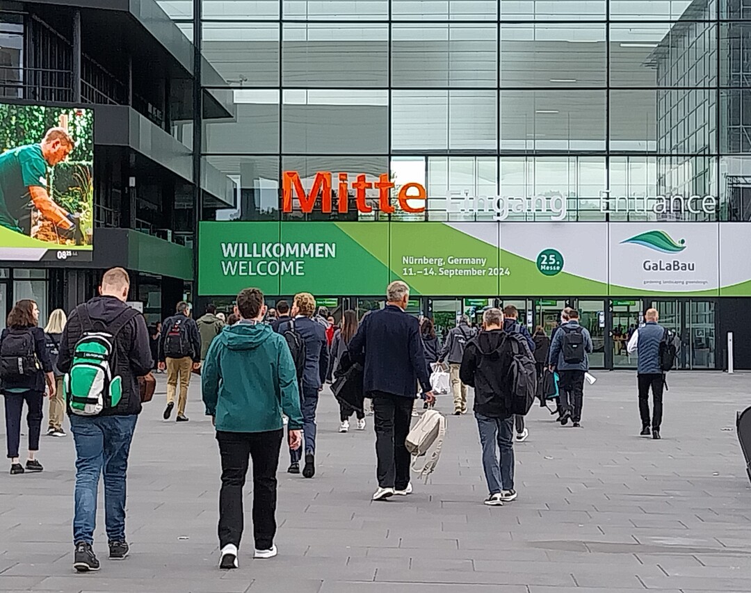 Weit vor ffnung kommen die ersten Besucher.<br>
