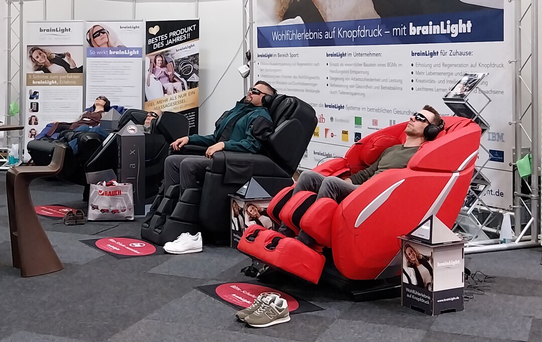 Fr mde Messebesucher: Entspannen und Wegbeamen 