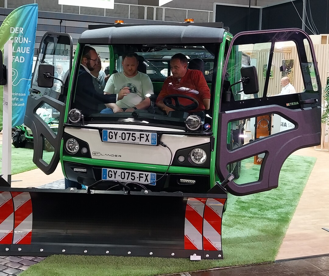 Die Drei im E-Fahrzeug bei Etesia