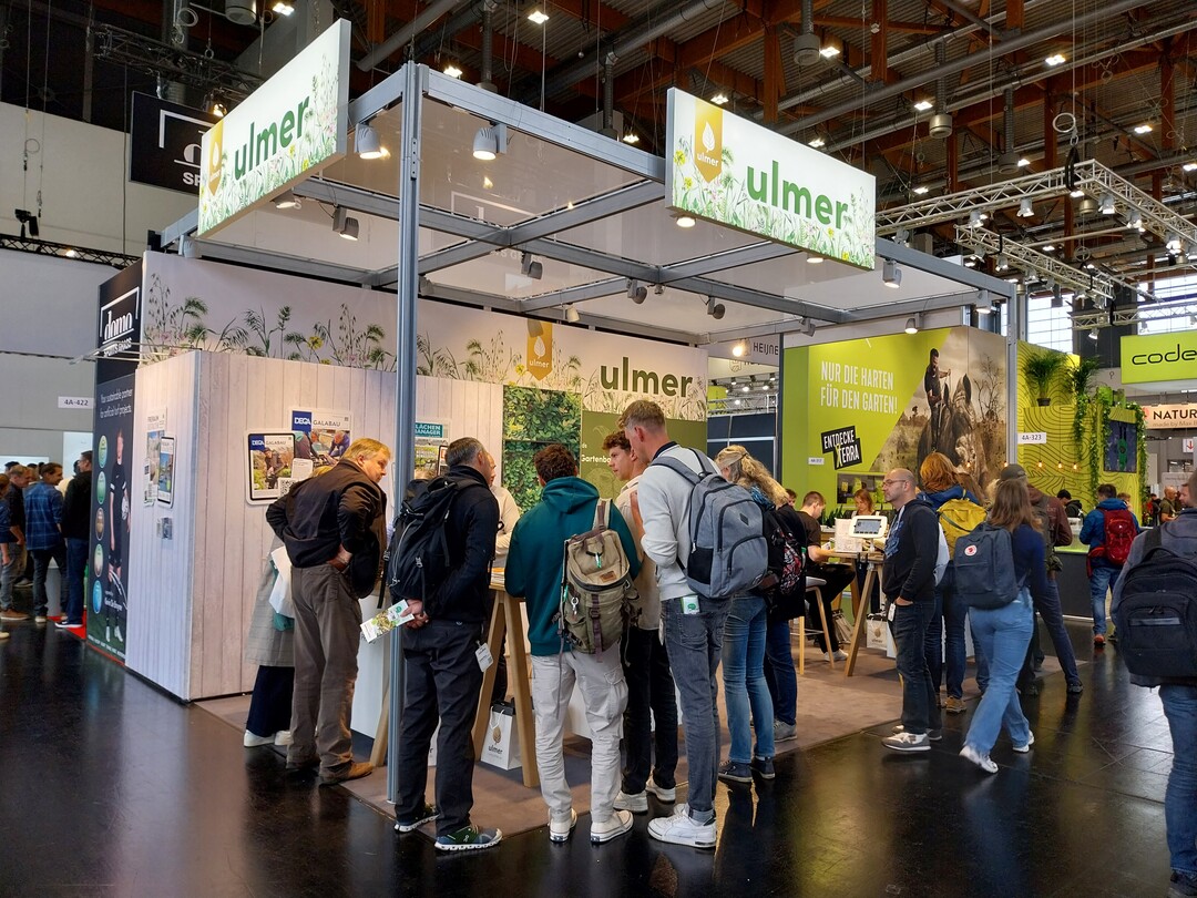 Der Stand des Verlags Eugen Ulmer war gestern dicht belagert. Hier gibt es Fachmedien, darunter DEGA GALABAU, FREIRAUM GESTALTEN, FLCHENMANAGER, Gartenpraxis, Grten oder Naturschutz & Landschaftsplanung.<br>